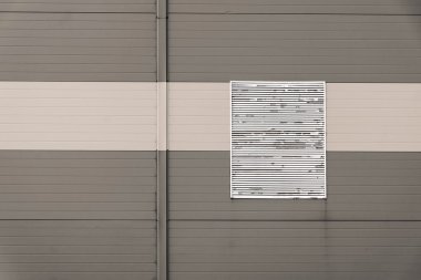 Oluklu demir ve bir pencere Panjur ile duvar