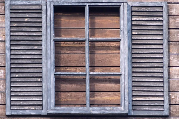 Altes Holzfenster mit Jalousien im Retro-Stil — Stockfoto