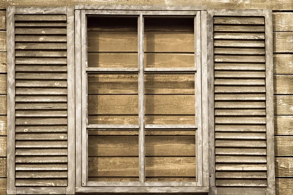 Altes Holzfenster mit Jalousien im Retro-Stil — Stockfoto