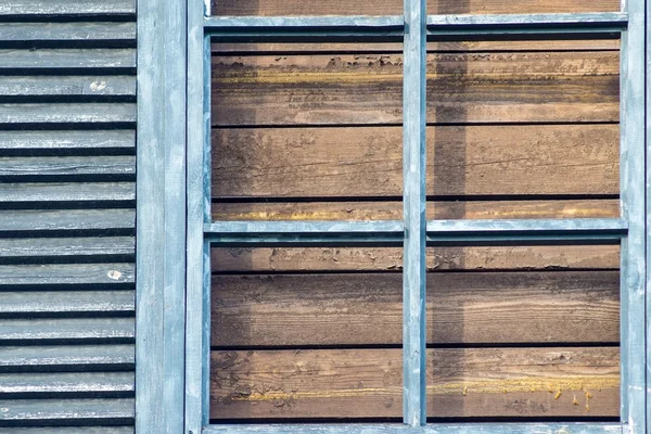 Stare drewniane okna z żaluzjami w stylu retro — Zdjęcie stockowe