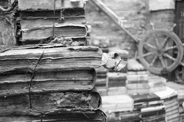 Monte de livro velho coisas tom monocromático — Fotografia de Stock