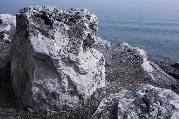 Felsen oder großer Felsbrocken gegen das Abendmeer — Stockfoto