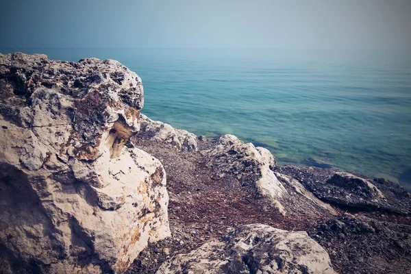 Rocha ou pedra grande contra o mar — Fotografia de Stock