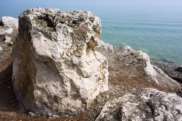 Roca o roca grande contra el mar — Foto de Stock