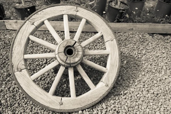 Stare duże drewniane koło do wózka — Zdjęcie stockowe