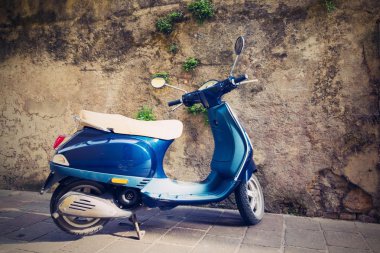 bir motosiklet closeup bir duvara karşı