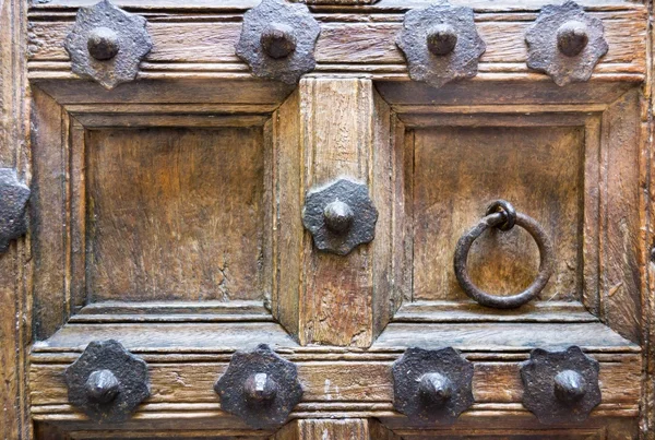 Fragmento primer plano de una vieja puerta o puerta de madera —  Fotos de Stock
