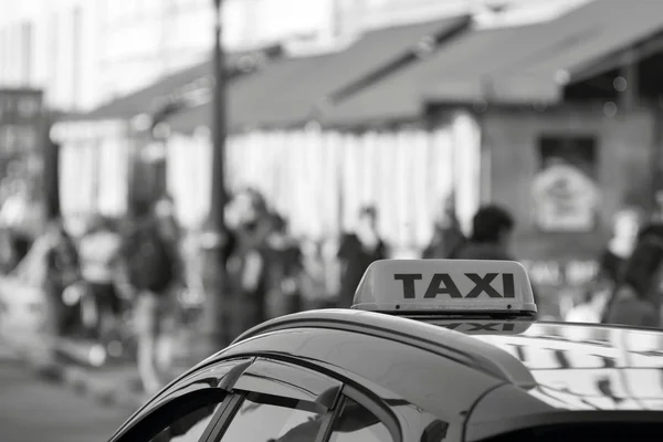 Simbolo o segno di taxi sul tetto di un'auto — Foto Stock