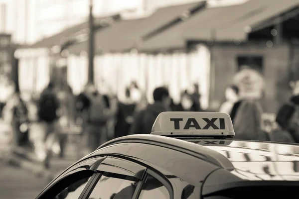Símbolo o signo de taxi en el techo de un coche — Foto de Stock