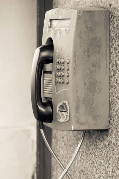 오래 된 공중 전화 근접 촬영 야외 벽에 위치 하 고 — 스톡 사진