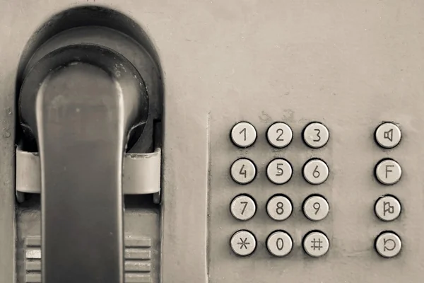 Frammento vecchio telefono pubblico con pulsante primo piano — Foto Stock