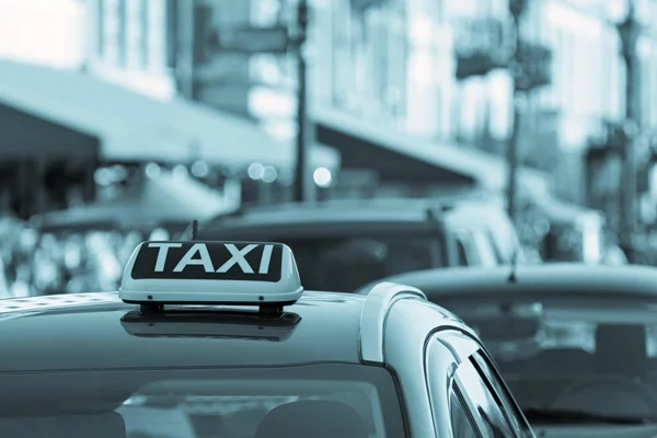 Símbolo o signo de taxi en el techo de un coche — Foto de Stock