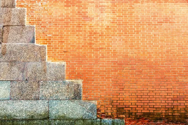 Старая текстура стены из красного кирпича с цементными пластинами — стоковое фото