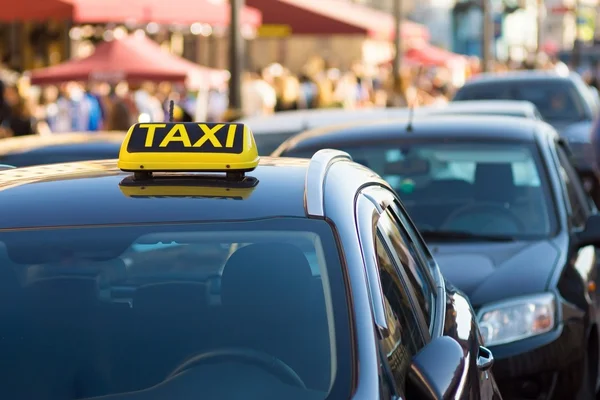 Símbolo o signo de taxi en el techo de un coche — Foto de Stock