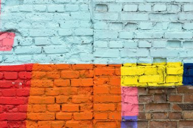 bir tuğla duvar çok renkli lekeler ile dokulu yüzeyi