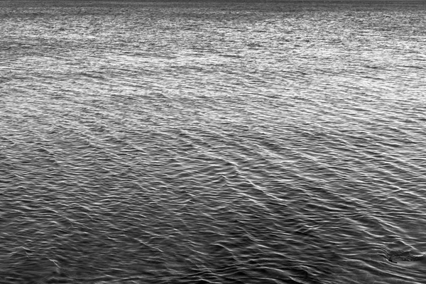 La grande surface d'eau texturée de couleur gris foncé — Photo