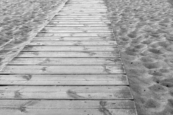 Andaime de madeira de cor cinza na praia de areia — Fotografia de Stock