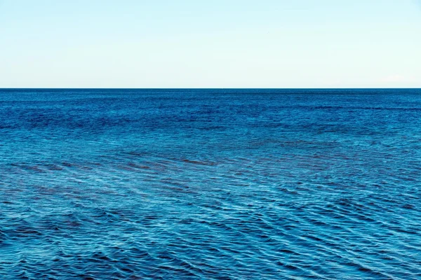 Eau de surface avec des ondulations et la ligne de l'horizon — Photo