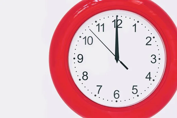 Grande Color Escarlata Reloj Analógico Muestran Horas Medianoche Mediodía Primer —  Fotos de Stock