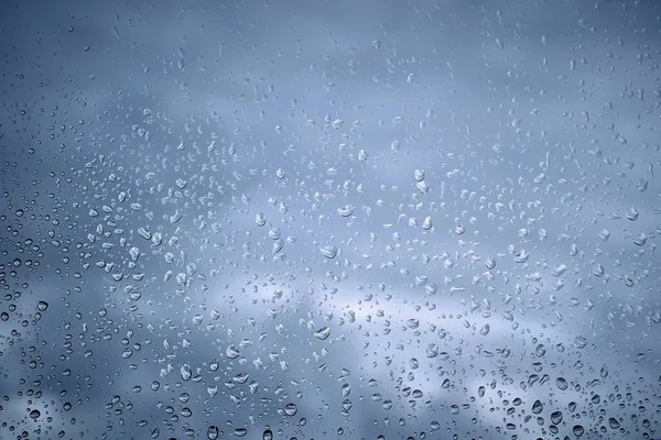 Wassertropfen Aus Regen Auf Fensterglas Einem Verschwommenen Blauen Wolkenhimmel Für — Stockfoto