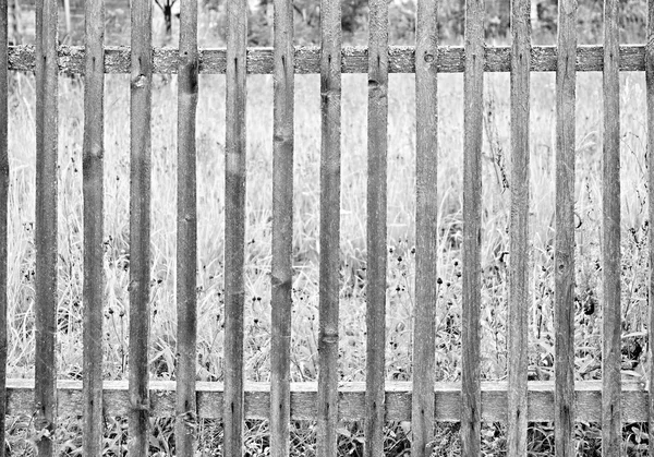 Schwarz-Weiß-Foto eines alten ländlichen Zauns — Stockfoto