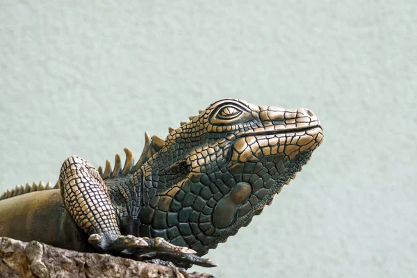 Fragment of a bronze lizard — Stock Photo, Image