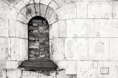 siyah beyaz tonlarda antik yok edilen cephe