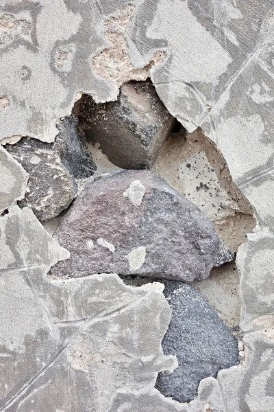 Trou abstrait dans le ciment sur un mur de pierre — Photo