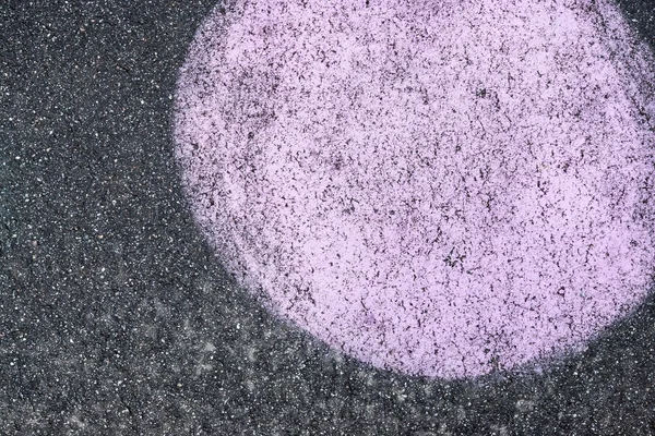 Spot of lilac color on black asphalt — Stock Photo, Image