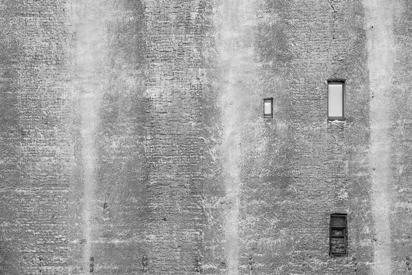 오래 된 회색 작은 창문 벽 — 스톡 사진