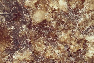 Kehribar rengi donmuş su