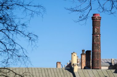 mavi gökyüzüne karşı yüksek eski baca