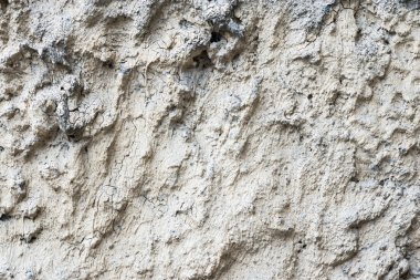 eski inişli çıkışlı sıva çatlakları ile