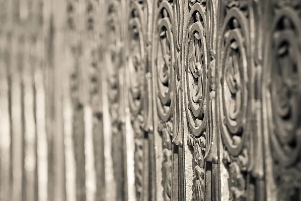ベージュ色の古代鍛造フェンス — ストック写真