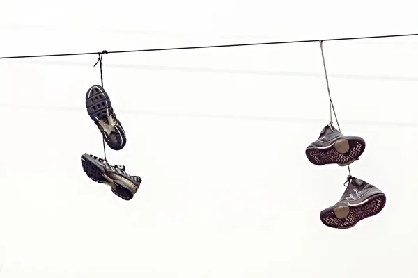 Дві пари фрагментарних кросівок на дротах — стокове фото
