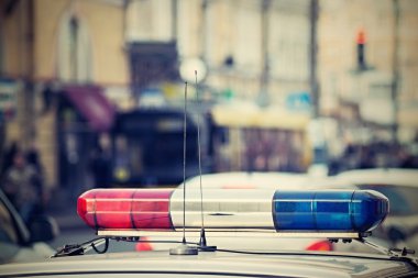 polis arabası şehrin sokaklarında devriye