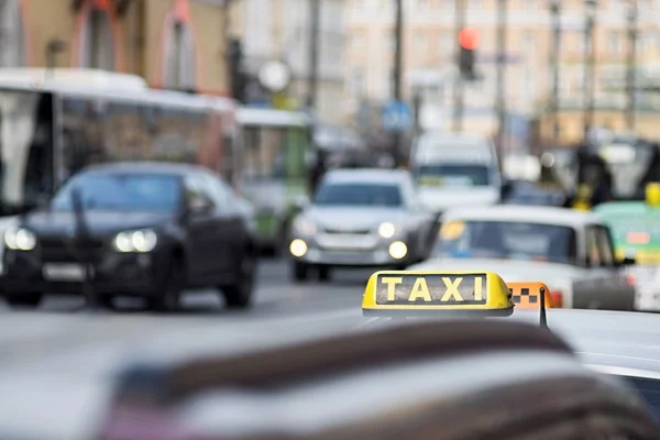 Taxi auf den Straßen der Stadt — Stockfoto