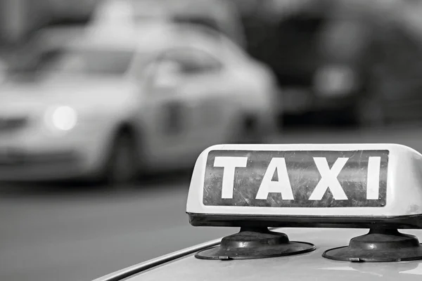 Bild eines Taxis in monochromen Tönen — Stockfoto