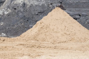 Piramit sarı inşaat kum