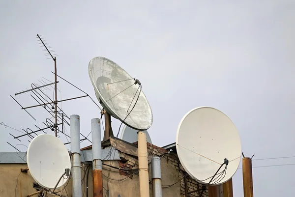 Antennas for television on the old house — Stock Photo, Image