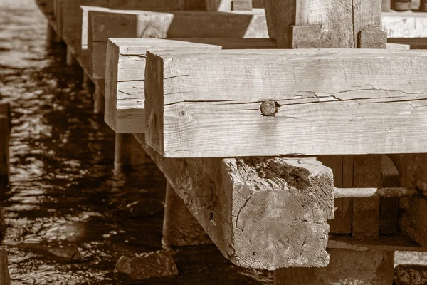 Construção de madeira velha na água de cor sépia — Fotografia de Stock