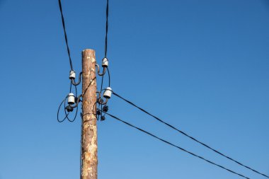 doğal renk elektrik telleri ile ahşap sütun