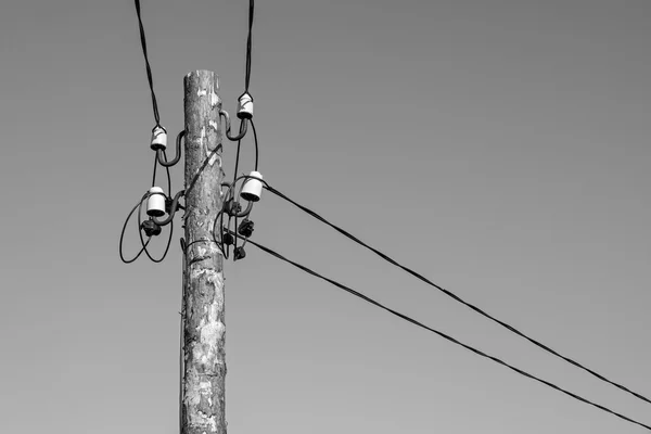 Colonna di legno con fili elettrici di colore grigio — Foto Stock