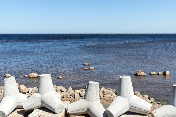 Rompeolas en la orilla del mar en tonos naturales — Foto de Stock