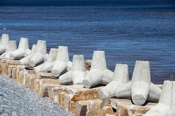 Rompeolas en la orilla del mar en tonos sucios — Foto de Stock