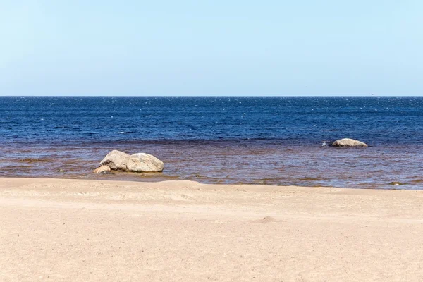 Costa arenosa do golfo do mar com grandes pedras — Fotografia de Stock