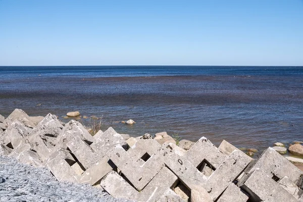 Brise-lames sur le bord de la mer dans des tons naturels — Photo