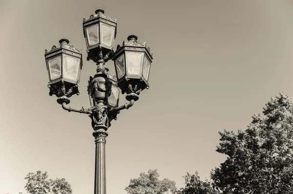 Ретро уличный свет на фоне неба тон сепия — стоковое фото