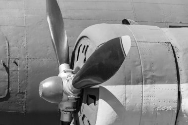 uçak portre siyah beyaz tonlarda pervanesinin