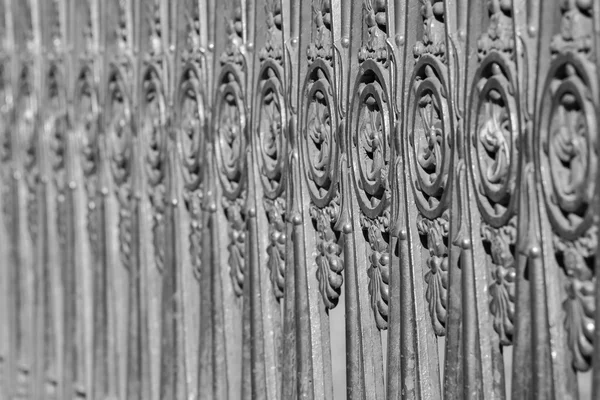 Ancienne clôture en vieil acier de couleur grise — Photo